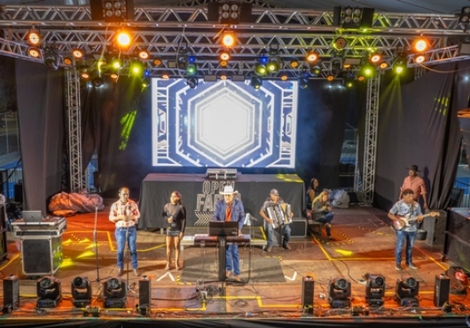 estacionamento no Centro de Eventos de Jaciara | DroneJaciara: Rog�rio Danete e Vitor Fichio