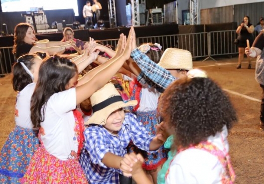 estacionamento no Centro de Eventos de Jaciara | DroneJaciara: Rog�rio Danete e Vitor Fichio