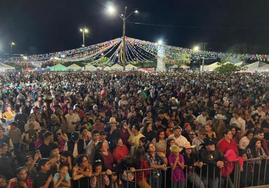 estacionamento no Centro de Eventos de Jaciara | DroneJaciara: Rog�rio Danete e Vitor Fichio