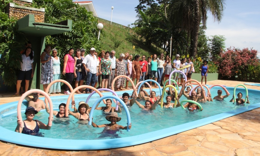 MELHOR IDADE ENCERRA AULA DE HIDROGIN�STICA 2016