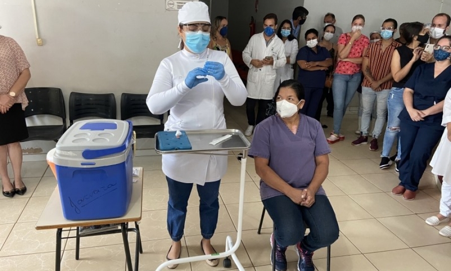 Come�a a vacina��o contra a COVID-19