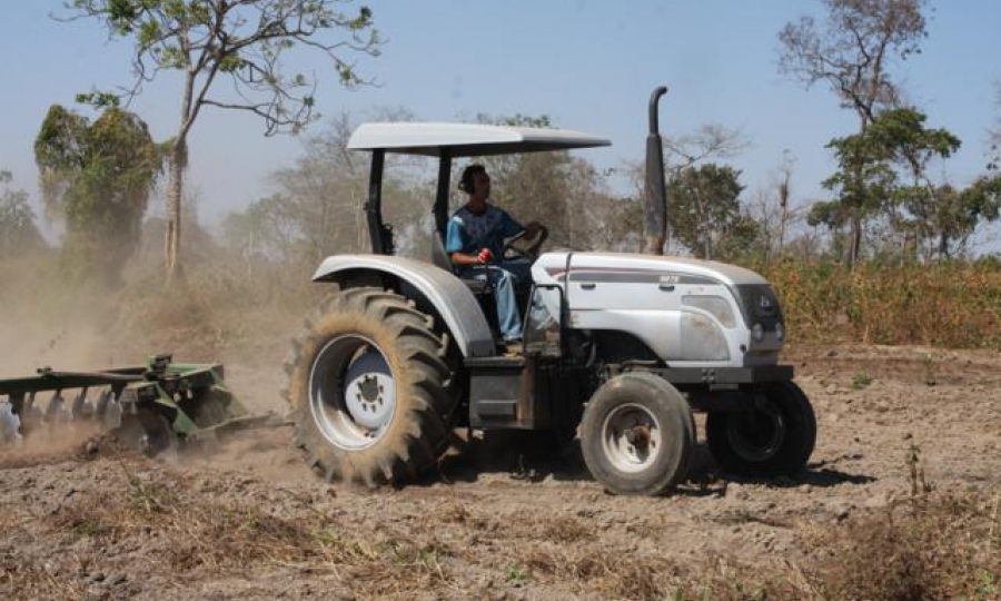 Assentamento S�o Francisco � beneficiado com gradea��o no solo