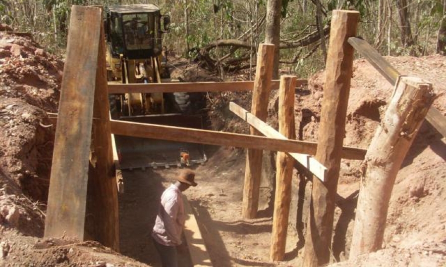 Com recursos pr�prios, Prefeitura recupera pontes na estrada vicinal 