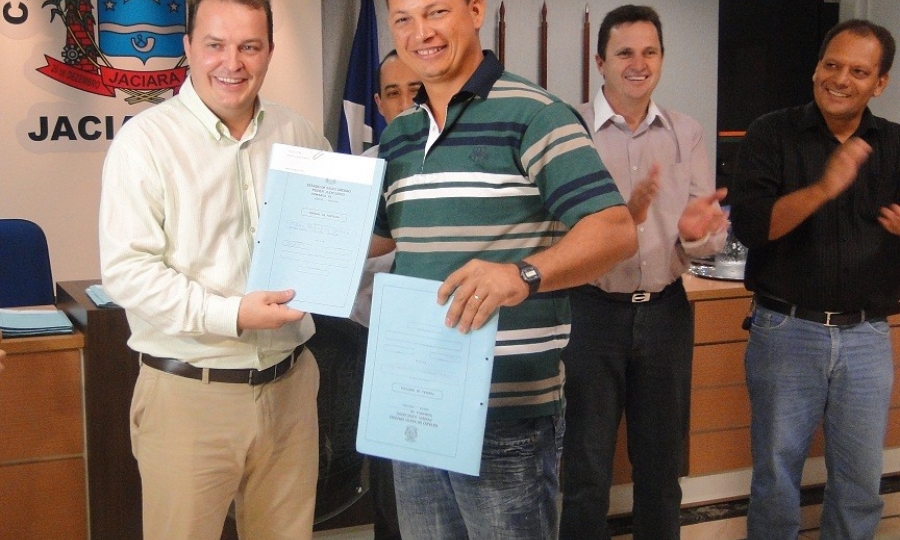 Prefeitura entrega 61 t�tulos de im�veis regularizados
