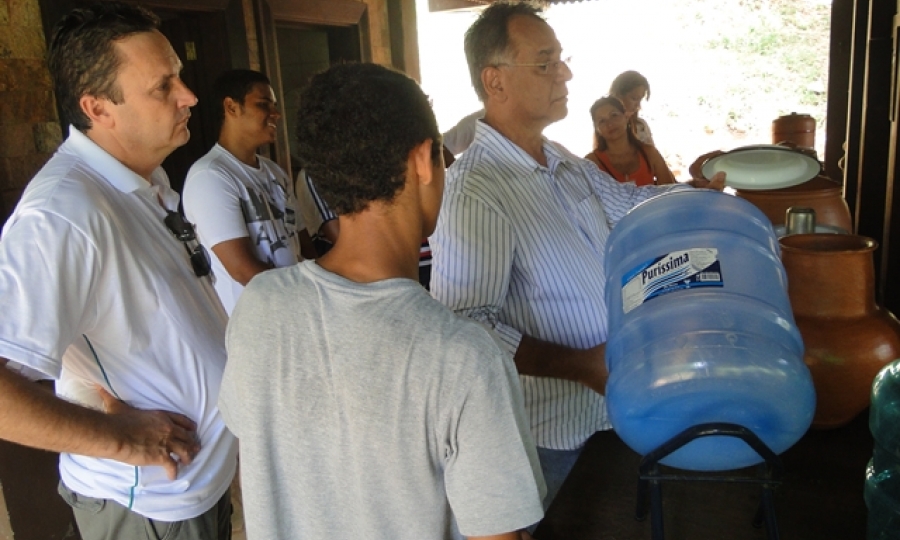 Prefeito acompanha visita de alunos em envasadora de �gua