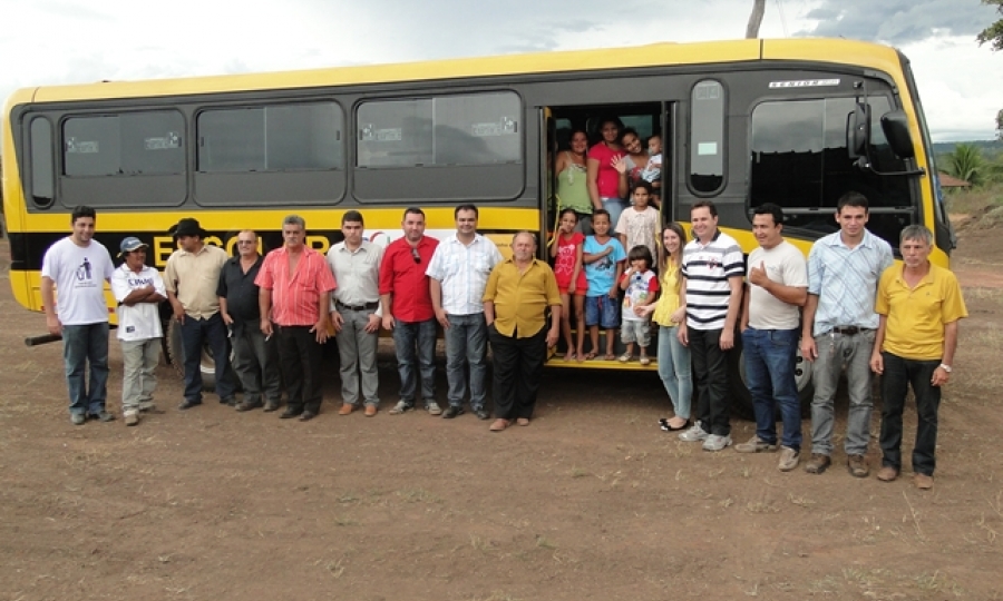 Prefeitura entrega �nibus escolares e obras na zona rural