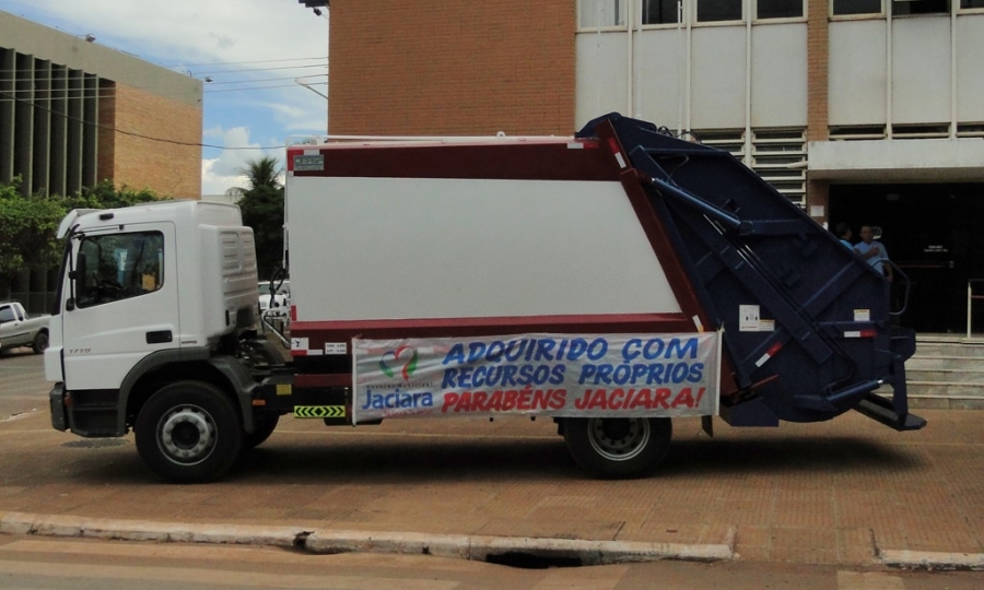 Prefeitura compra novo caminh�o de lixo