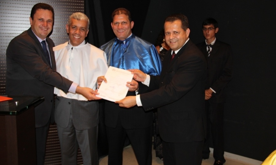 Prefeito entrega documento da �rea do IFMT em formatura