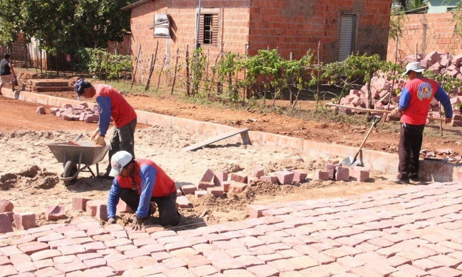 Rua H que liga Bairro Z� Ara�� e Jardim Vit�ria recebe cal�amento