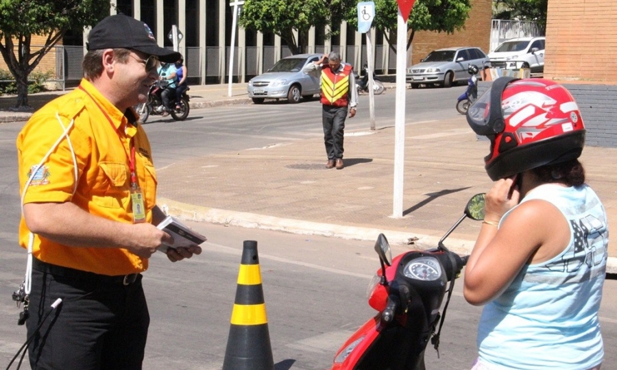 Agentes Fiscais de Tr�nsito realizaram campanha educativa com condutores