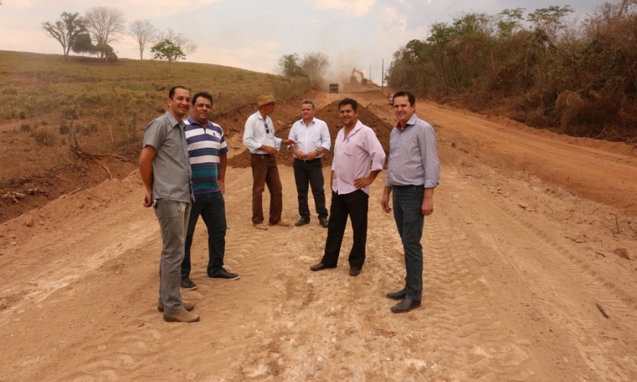 Estrada tem largura dobrada e elimina��o de declive na zona rural