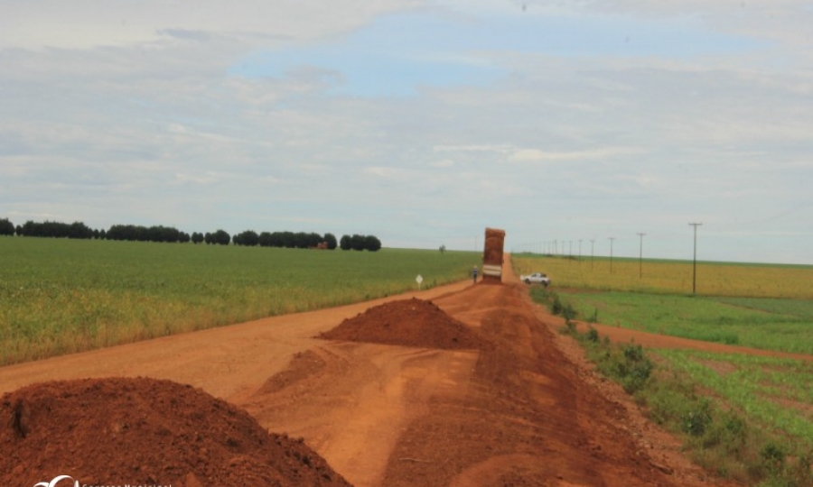 Secretaria de Obras realiza melhorias na MT 453 no Distrito de Celma