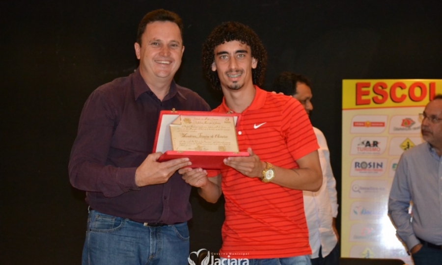 Em noite de lan�amento, craque Valdivia recebe titulo de comendador 