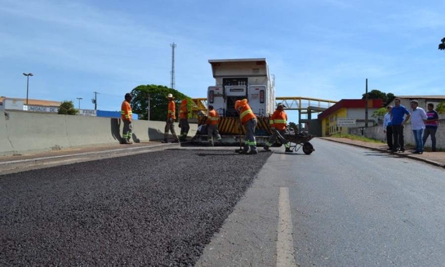 Prefeito e vereador fiscalizam aplica��o de revestimento asfaltico na BR 364