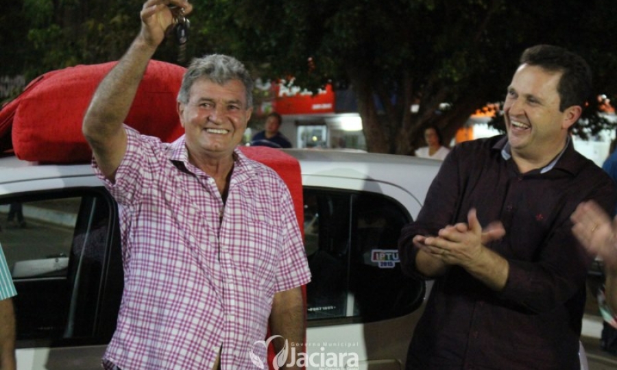 Prefeitura entrega televisor, moto e carro 0 km aos ganhadores da campanha 2015