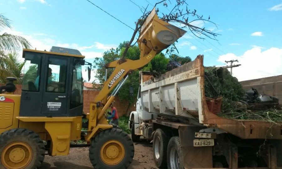 Apenas no primeiro dia de mobiliza��o foram retirados cerca de 80 caminh�es de lixo e entulho