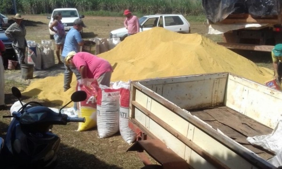 Assentamento S�o Francisco recebe doa��o de seis toneladas de res�duo de milho