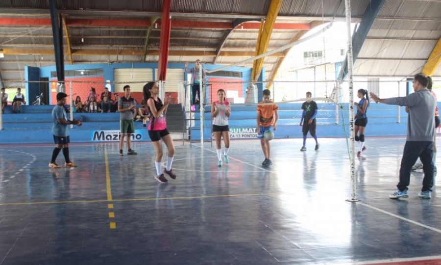 Times de voleibol da DEL participam de torneio