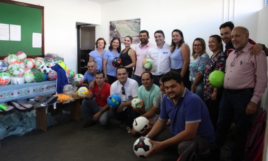 Novos equipamentos esportivos v�o beneficiar mais de 800 crian�as e adolescentes em Jaciara