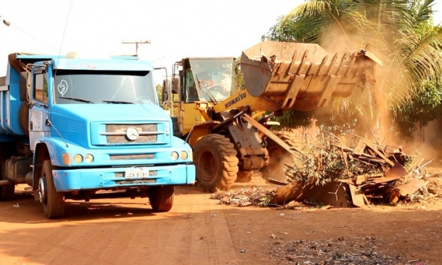 Rua Beatriz no bairro Jardim Clementina recebe limpeza