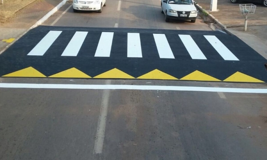 Faixas elevadas para pedestres recebem pintura