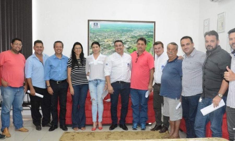 Prefeito, representantes comerciais, secret�rios, vereadores e demais autoridades debatem ideias 