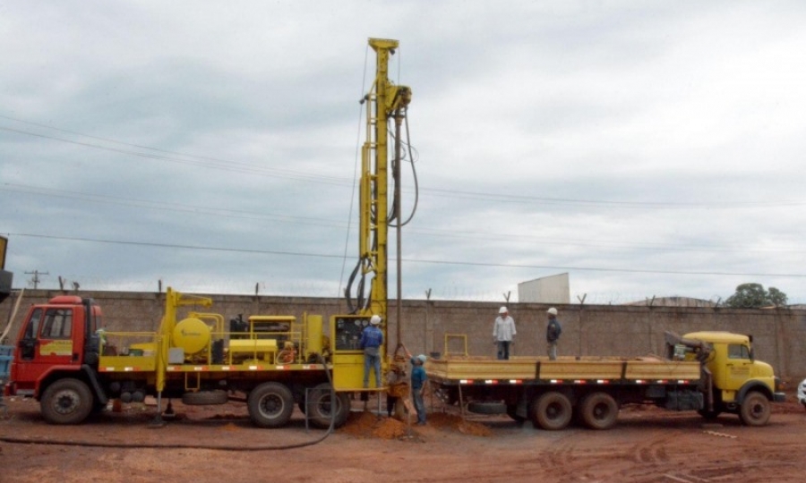 Perfura��o de po�o artesiano � realizada no bairro Planalto