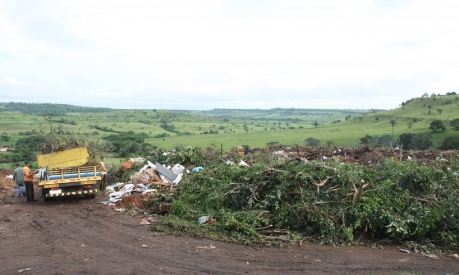 Prefeitura realiza limpeza no Ecoponto