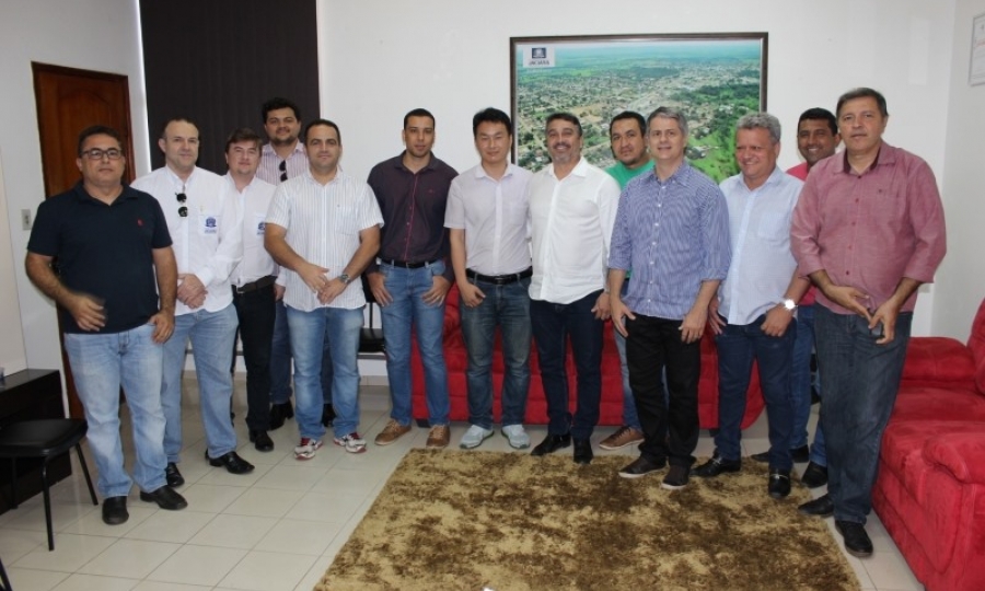 Secret�rio de Estado Leopoldo Mendon�a e prefeito Abdo apresentam potencial econ�mico de Jaciara a investidor chin�s