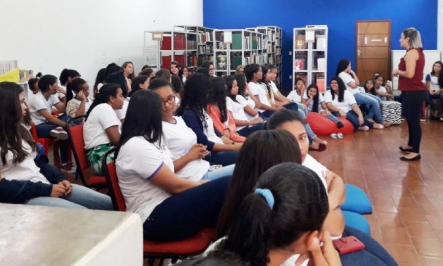 Gravidez na adolesc�ncia � tema de palestra realizada na Biblioteca Municipal