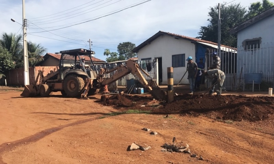 Ap�s 7 anos constru��o de rede de esgoto est� sendo executada no bairro Esmeralda