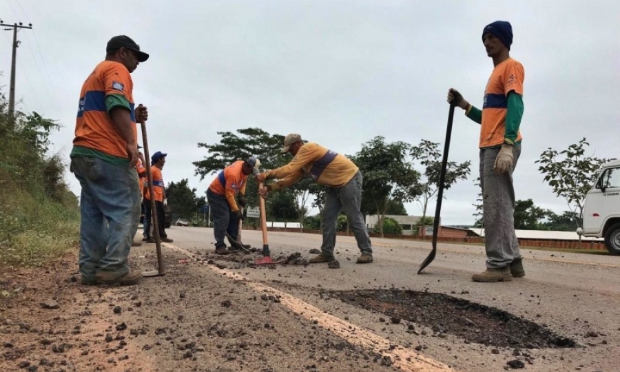 Prefeitura realiza opera��o tapa buracos na Estrada Parque Cachoeira da Fuma�a