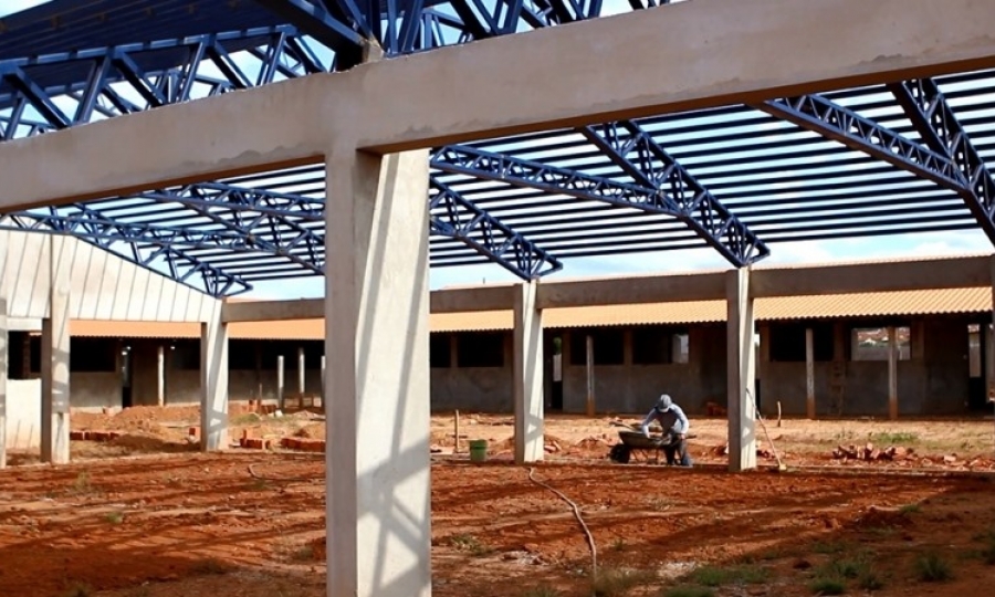 Constru��o da nova escola no bairro Aeroporto II segue em ritmo acelerado	