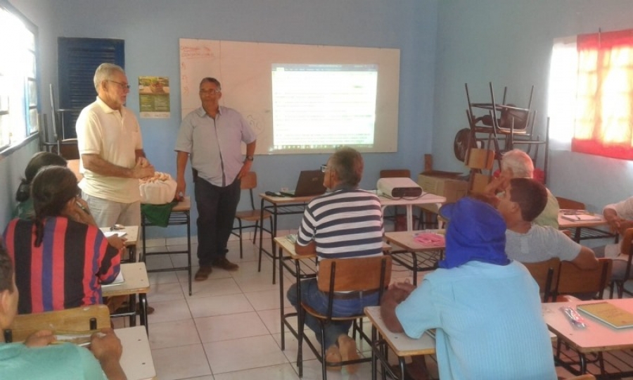 Produtores rurais participam de curso de Associativismo e Cooperativismo no assentamento 27 de novembro