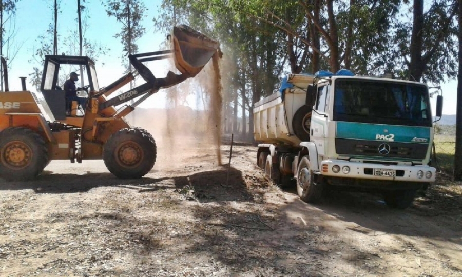 Moradores do Assentamento 27 de Novembro s�o beneficiados com transporte de adubo