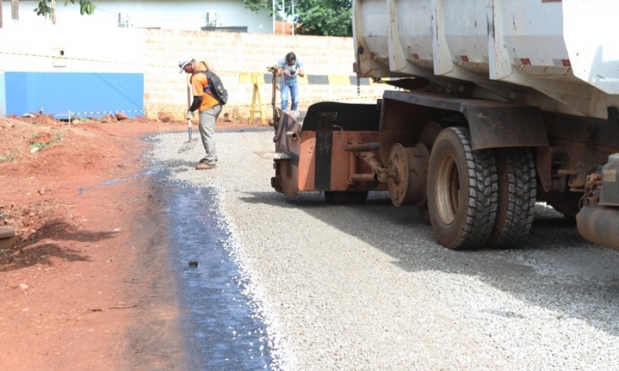 Prefeitura avan�a na melhoria da infraestrutura dos bairros com constru��o de asfalto