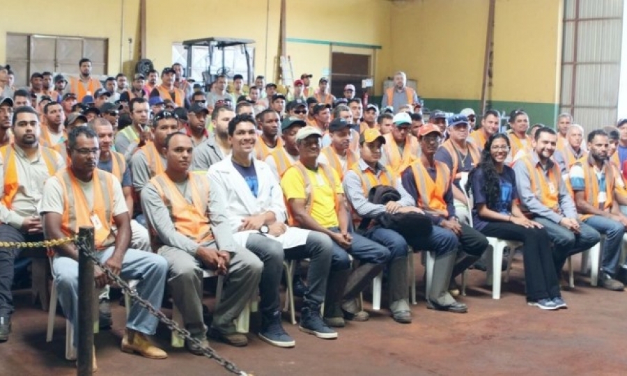 Mais de 150 homens participam de palestra sobre cuidados com a sa�de na fazenda Girassol