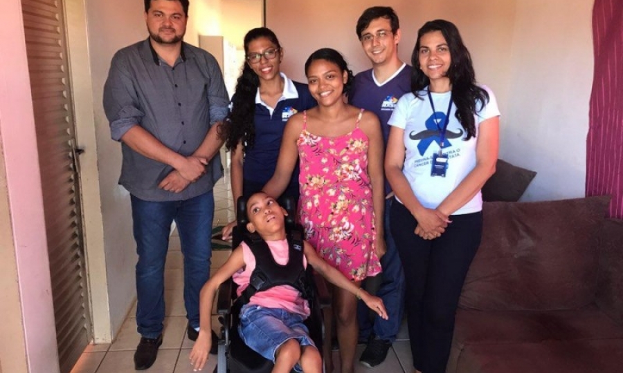 Paciente com paralisia cerebral infantil � contemplado com nova cadeira de rodas