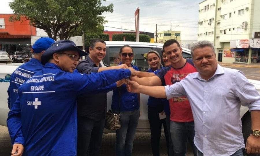 Prefeitura faz entrega de camionete para Secretaria Municipal de Sa�de