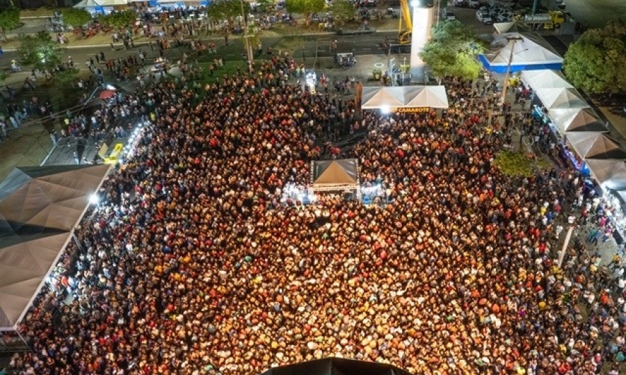 Naiara e cantores de MT  levam cerca  de 7 mil pessoas  em evento esportivo