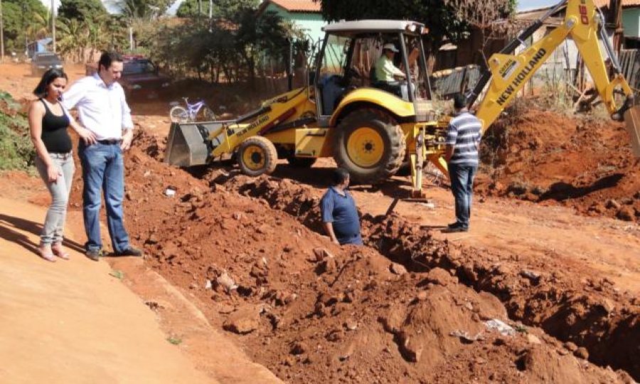 Moradores da Rua Ira� recebem �gua encanada e de qualidade