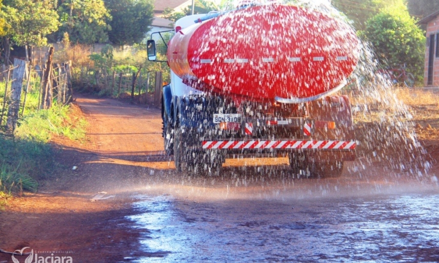 Caminh�o pipa tem mecanismo para molhar ruas, regar plantas e campos de futebol em Jaciara